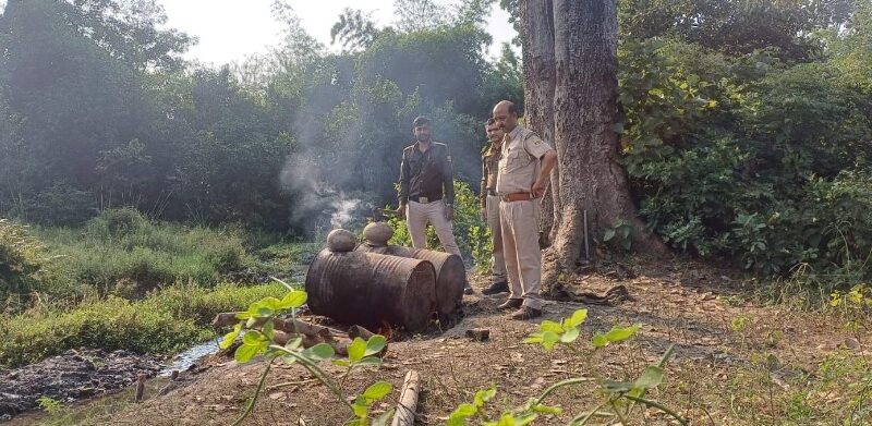 गुलर झोज डैम के जंगल बरहैनी में  चल रहे शराब निर्माण के अवैध अड्डों को किया नष्ट